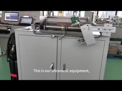 큰 구리 블록을 탐지하기 위해 수를 결합기로 사용하는 초음파 장비의 비디오